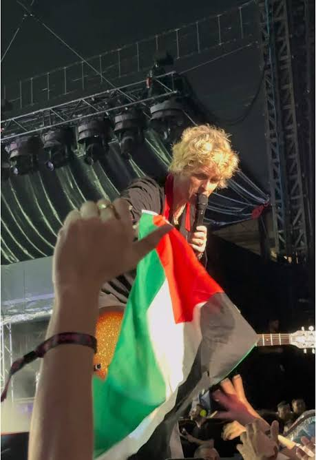 MorStarla25535's tweet photo. Mil veces me quedo con Billie Joe Armstrong de Greenday que con el viejo maga de #Metallica que mata animales por placer. https://t.co/KWDIAik0iB
