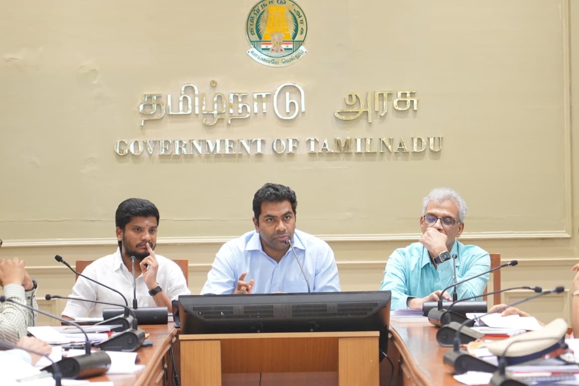 AadhavArjuna's tweet photo. திருவண்ணாமலையில் உள்ள அருள்மிகு அருணாச்சலேஸ்வரர் கோயிலில் நடைபெறும் உலகப் புகழ்பெற்ற கார்த்திகை தீபத்திருவிழா இந்தாண்டு சிறப்பாக நடைபெற, மேற்கொள்ள வேண்டிய பணிகள் குறித்து தலைமைச் செயலகத்தில் கலந்தாலோசனைக் கூட்டம் நடைபெற்றது. இதில், மாண்புமிகு அறநிலையத்துறை அமைச்சர் திரு. ரமேஷ் அவர்கள், தலைமைச் செயலாளர் அவர்கள் மற்றும் பல்வேறு துறைகளைச் சார்ந்த அலுவலர்கள் பங்கேற்றனர்.