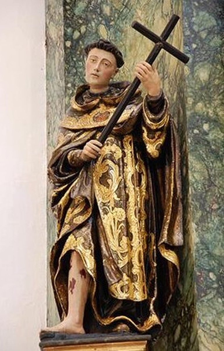 padrehayen's tweet photo. Ahora que el Papa León XIV está enfermo de cáncer, podemos pedir en nuestras oraciones a alguno de estos santos que intercedan por él y por los enfermos de cáncer. Recordemos que solamente Dios, según su voluntad, concede los milagros. Los santos, como miembros excelsos del cuerpo de Cristo, interceden por nosotros.

San Peregrino Laziosi: es el patrono más reconocido de los enfermos de cáncer, de enfermedades incurables y de quienes padecen sida u otras dolencias graves. Fue un fraile siervo de María (servita) del siglo XIV. En su madurez desarrolló un tumor canceroso en la pierna que los médicos iban a amputar. La noche anterior rezó intensamente ante un crucifijo; en una visión, Cristo bajó de la cruz y lo tocó, y al despertar la pierna estaba curada. 

•  San Ezequiel Moreno: Agustino recoleto español, misionero y obispo. Murió de cáncer de garganta/paladar en 1906. Los milagros aprobados para su beatificación y canonización (por Pablo VI y Juan Pablo II) fueron curaciones de cánceres terminales. 

•  Santa Águeda: Patrona de las enfermedades de los senos y del cáncer de mama (por el martirio en el que le arrancaron los pechos).

•  Celia Martín (Zélie Guérin), madre de Santa Teresa del Niño Jesús: Se le invoca especialmente por el cáncer de mama, enfermedad que ella padeció con fe cristiana.

•  San Judas Tadeo: Patrono de las causas desesperadas y enfermedades graves; se le pide a menudo en casos difíciles de cáncer.

•  San Marcelino Champagnat (fundador de los Hermanos Maristas): Murió de cáncer de estómago; uno de los milagros para su beatificación fue la curación de un cáncer terminal.

•  San Padre Pío: Se le invoca por muchas enfermedades y causas difíciles, incluida la del cáncer, por la abundancia de favores que se le atribuyen.