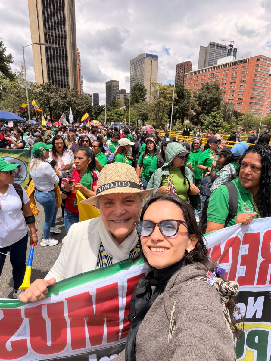 ClaraLopezObre's tweet photo. Ya marchando con trabajadoras del ICBF por las niñas y las familias y la soberanía de Colombia https://t.co/8FH0kbw8sm