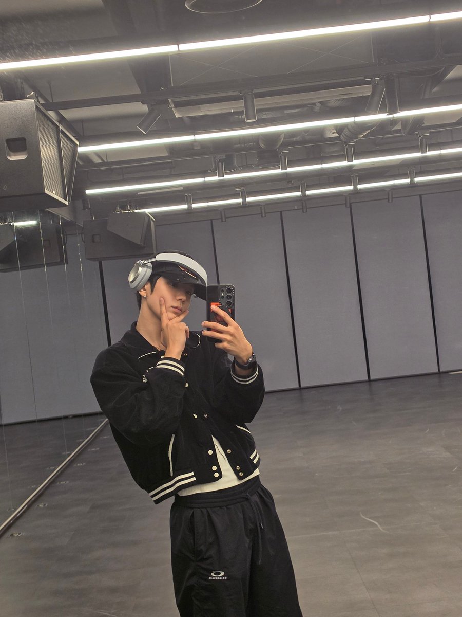 riizetalk's tweet photo. 🧋💭 • 261015 
[2:15 AM KST] 

~~~~😲

i used my neck and my body a lot today too~~ https://t.co/olQewaarJq
