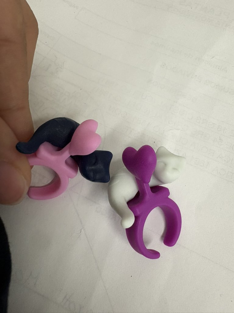 LixieV_'s tweet photo. Me salieron unos anillos de la amistad en el huevito kinder, alguien quiere compartir? 🤠 https://t.co/1GSinYzxPK