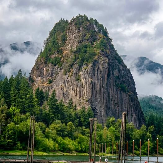 BruceWallab44's tweet photo. Beacon rock---- yes we have been up to the top https://t.co/extshBYBae