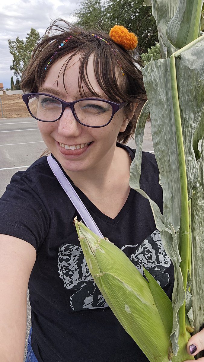 SketchyLadyy's tweet photo. Went to a pumpkin patch yesterday and had so much fun! I even got a giant corn stalk so I can make punny jokes 🎃🌽⭐️ https://t.co/D1NblwKP8p