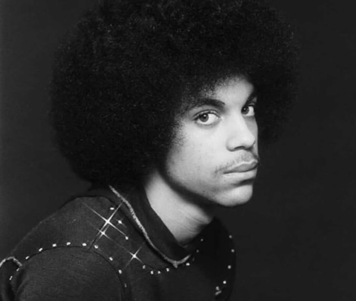 historyrock_'s tweet photo. In 1977, at just 19 years old, Prince took part in one of his first professional photo shoots as he prepared for a musical career that would transform the history of music. 

A native of Minneapolis, he had already caught the attention of Warner Bros Records thanks to his exceptional talent for composing, producing, and playing nearly every instrument himself.

These images show Prince before he achieved global stardom, though his bold style and strong sense of individuality were already evident.

The following year, he released his debut album "For You," which marked the beginning of a groundbreaking career that would later cement his status as one of the most influential and inventive figures in modern music.