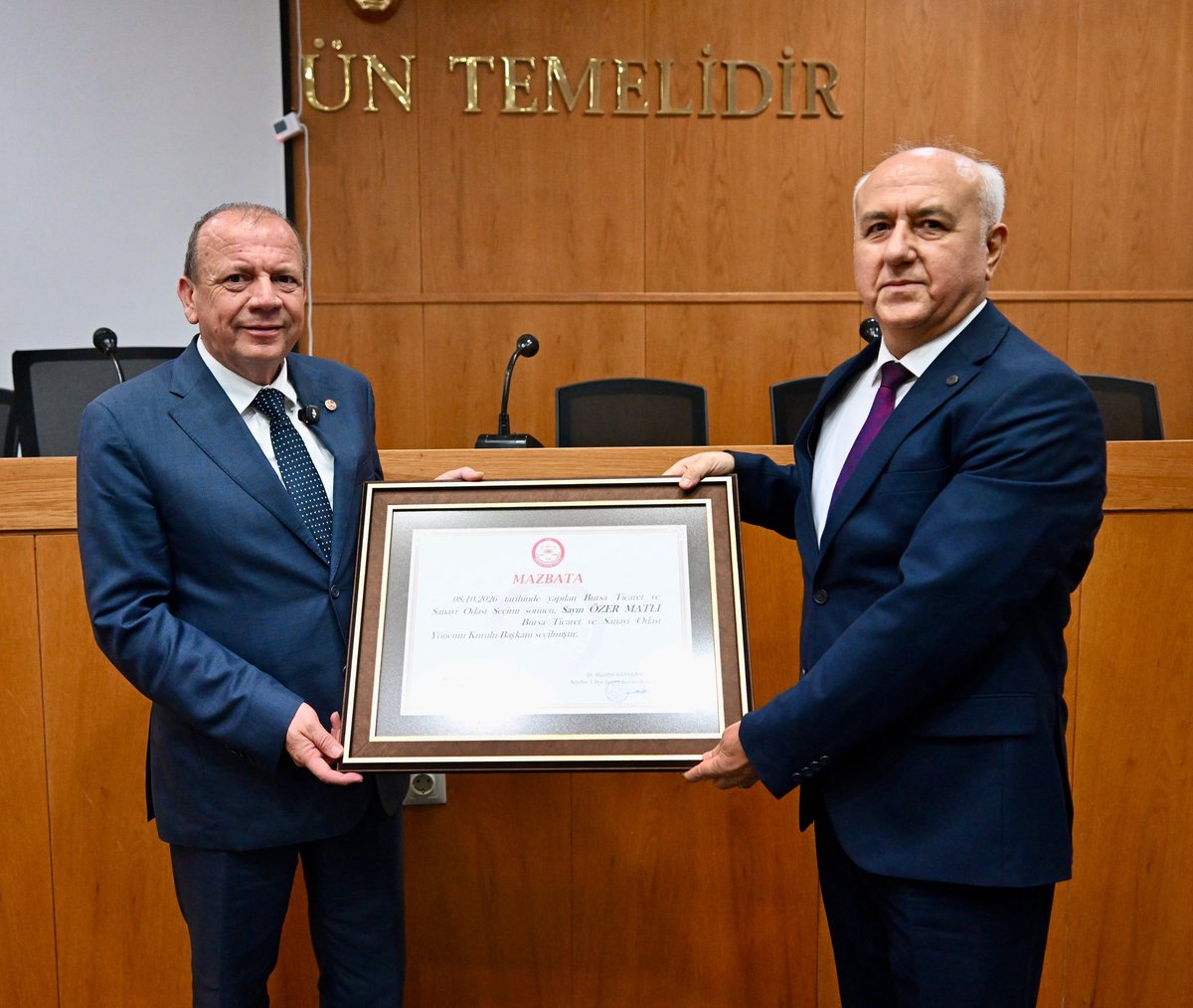 OzerMatl's tweet photo. Bursa Ticaret ve Sanayi Odası Yönetim Kurulu Başkanlığı mazbatamızı, Bursa Adliyesi’nde düzenlenen törenle Nilüfer 1. İlçe Seçim Kurulu Başkanı Sayın Dr. Alaattin Karakaya’dan teslim aldık. 

Yeni dönemde üyelerimizin sesini daha güçlü duyuran, sorunlarına çözüm üreten, şeffaf ve katılımcı bir yönetim anlayışıyla Bursa’mız için hep birlikte çalışacağız.

Mazbatamızı takdim eden Sayın Dr. Alaattin Karakaya’ya ve seçim sürecinde görev alan tüm kurul üyelerine teşekkür ediyor; bizlere güvenen ve destek veren tüm üyelerimize şükranlarımı sunuyorum. Bursa’mıza ve iş dünyamıza hayırlı olsun.