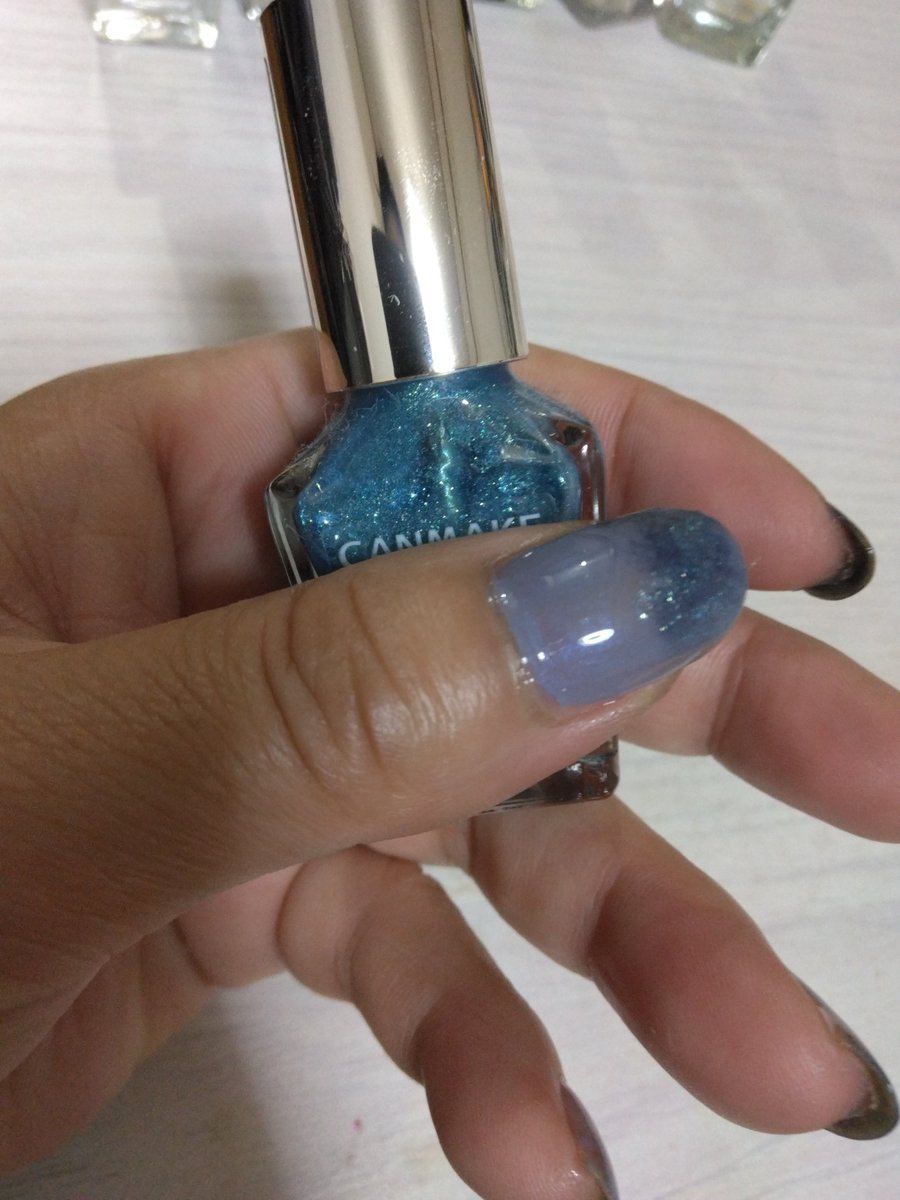 Pero3355's tweet photo. #ペロのネイル日記
#LIPS
#ネイル
#キャンメイク
#カラフルネイルズ
#ブルーネイル
#チークネイル
色んなブルーを使ったキラキラチークネイル！主にカラフルネイルズで
クラウドレススカイ、インディゴブルー、ラムネソーダですね！シルバーの模様はダイソーのGENETOKYOを使った。 https://t.co/R4ioS6Hcu0