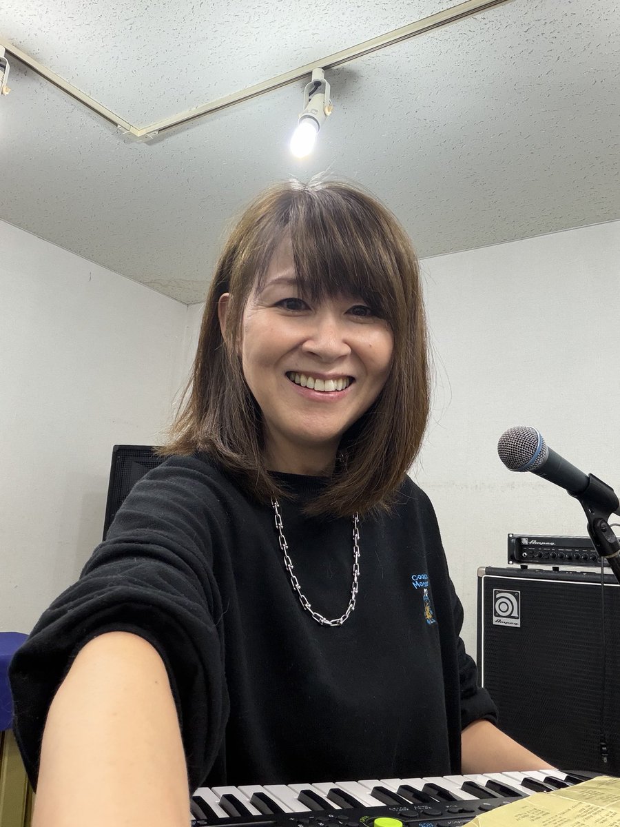 100Rm2s's tweet photo. ロックをまたやりたい❣️とスタートしてから、声出ない、音取れない、テンポついていけないの３拍子揃い。泣きが入っていたスタジオ通いの日々😭
まだ手探りですが。
こんなにも楽しくて夢中になれるなんて👯‍♀️✨
自分でも驚いてます😚💕とにかくコツコツやっていきます✊🏻😃
#スタジオ練習 
#ロックが好き https://t.co/yLxnTRViAx