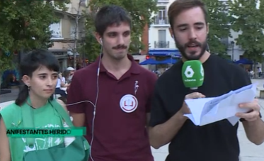 NoaGresiva's tweet photo. Al chico casi le rompen la mano y a la chica le han roto el cúbito. A otro chaval le han abierto la cabeza. 

No suponían ningún peligro ni estaban haciendo nada malo. 

Es increible como se comporta la policía cuando se trata de manifestantes de izquierdas.