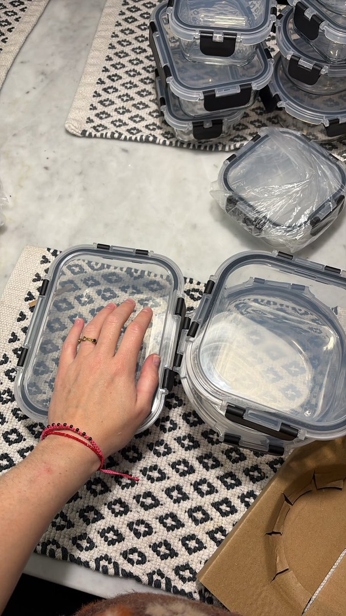 elguisodebagre's tweet photo. Me compré unos tupper de vidrio y la verdad que feliz con la compra, no les digo que es una regalazo para el día de la madre porque me van a tratar de machirulo. 
Pero como yo me siento la madre de muchos de ustedes me los auto regale. 

Encima están re baratos, aprovechen y tiren los de plástico a la bosta https://t.co/asPiOXVT7A
