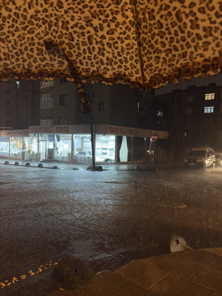 deruni_2's tweet photo. Venedik değil, bizim sokak... 🚣‍♀️🌧️ https://t.co/ld9jfW9QMH