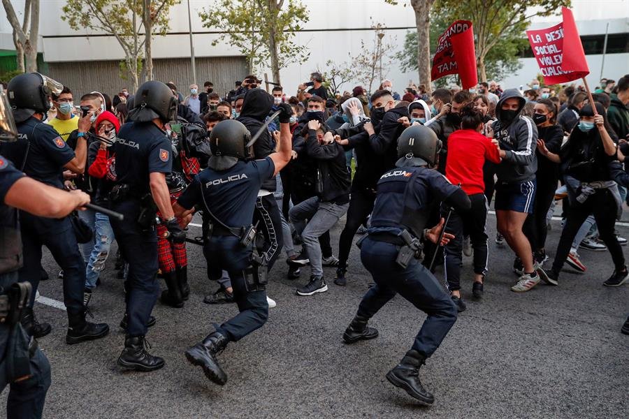 peteom's tweet photo. Marlaska, el jefe de los antidisturbios, irá de número 3 por Madrid porel PSOE. Lo digo por si no sabeis a quién votar https://t.co/XwufbB52Im
