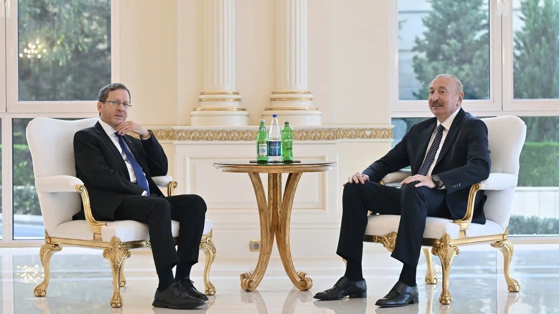 RTElice_'s tweet photo. Zalimin köpeği olacağına garibin aslanı ol ki, öldüğünde mezar taşına it değil, yiğit yazılsın.

— Ertuğrul Gazi https://t.co/8QM5GKyRHd