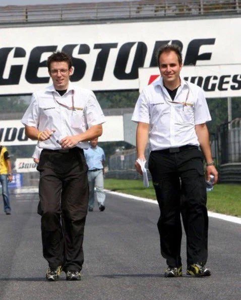 robertofunoat's tweet photo. Auguri di buon compleanno a Lambiase. Chi è il suo celebre collega in foto (ai tempi della Jordan) ? #F1 #Lambiase https://t.co/ll3x0ud9xh