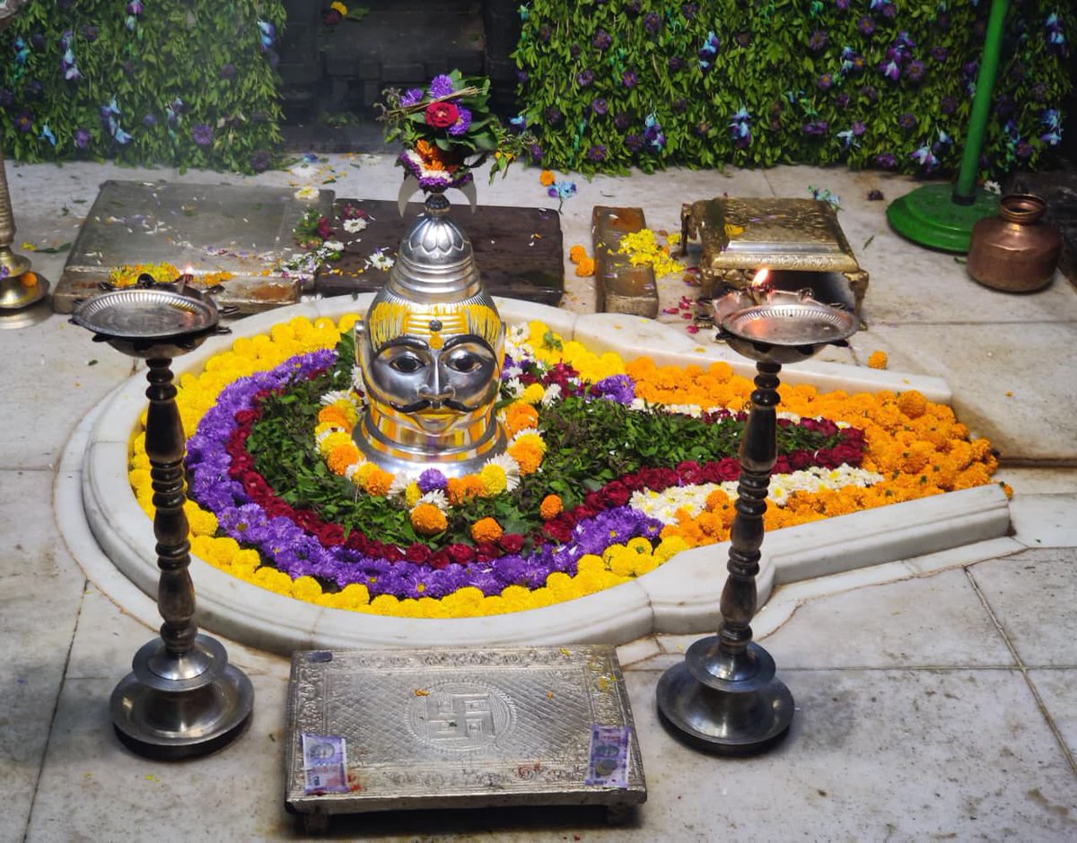 12Jyotirling's tweet photo. श्री त्रयम्बकेश्वर ज्योतिर्लिंग संध्याकाल आरती श्रृंगार | 14.10.2026 https://t.co/YnJN8qCL0x