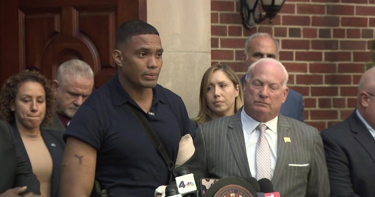 linknchill17's tweet photo. NYPD Detective Jose Mercedes, stabbed during an off-duty robbery attempt in the Bronx on Oct. 2, thanked the bystander and first responders who helped save his life. Two suspects were brought back from Massachusetts and face attempted murder charges. #NYPD #Bronx https://t.co/oDtBxNyqWL