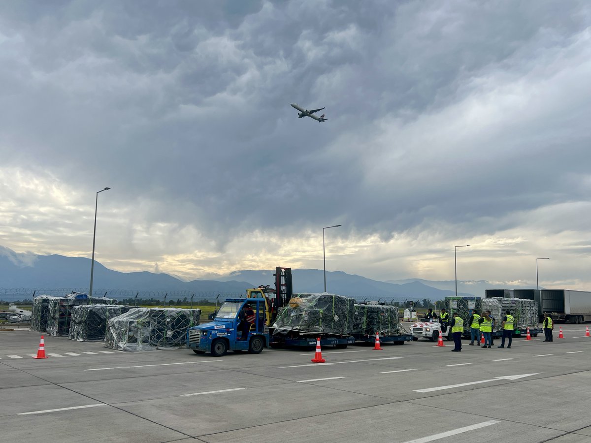 AeropuertoStgo's tweet photo. ✈️ ¡Atención, ARMY! ¡El escenario de BTS también pasó por el Aeropuerto Santiago de Chile! 💜 🎤📦
Durante el fin de semana, nuestro Terminal de Carga recibió seis aviones cargueros con el escenario y el equipamiento necesario para los tres conciertos que BTS realizará en Chile. https://t.co/33hT1Ki0t0