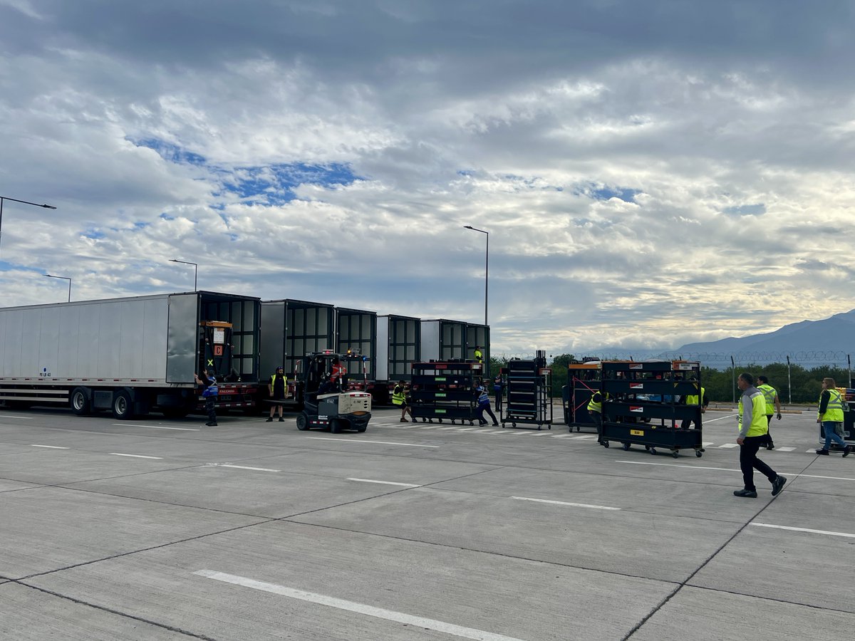 AeropuertoStgo's tweet photo. ✈️ ¡Atención, ARMY! ¡El escenario de BTS también pasó por el Aeropuerto Santiago de Chile! 💜 🎤📦
Durante el fin de semana, nuestro Terminal de Carga recibió seis aviones cargueros con el escenario y el equipamiento necesario para los tres conciertos que BTS realizará en Chile. https://t.co/33hT1Ki0t0