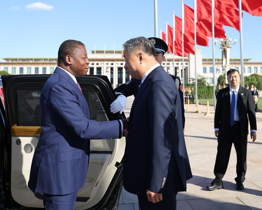 presidencecstg's tweet photo. Le Président du Conseil, Faure Essozimna Gnassingbé, a rendu hommage aux héros du peuple chinois, ce mardi 13 octobre 2026, à Pékin, une étape symbolique de sa visite officielle en Chine.

Sur la place Tian’anmen, haut lieu de l’histoire nationale chinoise, le Président Faure Gnassingbé a procédé à un dépôt de gerbe au Monument des Héros du Peuple, avant de se recueillir en mémoire de ceux qui se sont sacrifiés pour l’indépendance, la souveraineté et le développement de la Chine.

https://t.co/puhVklZAan