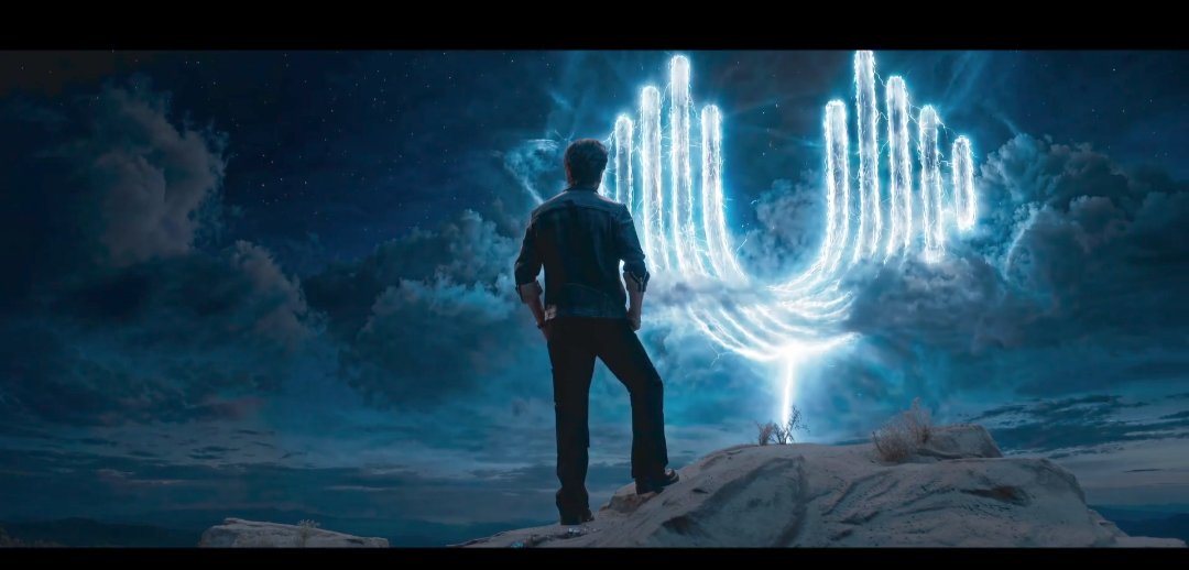 vengeancewayne_'s tweet photo. Is it Hanukkiah?? Did SRK sold his soul to zionism ? 
Correct me if I'm wrong but the symbol exact look like Hanukkiah.... https://t.co/GWwT35ooGI