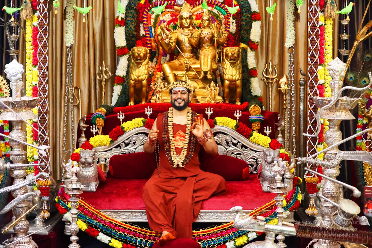 SriNithyananda's tweet photo. 🔱 NAVARATRI DAY 4 | DIVINE DARSHAN OF DEVI VISHALAKSHI 🌺

Icchāśaktiḥ Kriyāśaktir Jñānaśaktis Tvameva Hi,
Ṛjvī Kuṇḍalinī Sūkṣmā Yogasiddhipradāyinī.

🙏 May Devi Vishalakshi, the Supreme Divine Mother who embodies the powers of will, action, and knowledge, awaken Shuddha Buddhi within all — blessing humanity with pure intelligence, spiritual clarity, fearlessness, and the divine strength to live a life of Tapas.

Relive the divine moments of Day 4 Darshan from KAILASA's Navaratri Special Satsang Series, “QUANTUM ENERGY MANIFESTATION (SHAKTAM).”

🔱 October 11–21, 2026
🪔 Daily at 10:30 AM ET | 8:00 PM IST

#Navaratri #Kailasa #Nithyananda