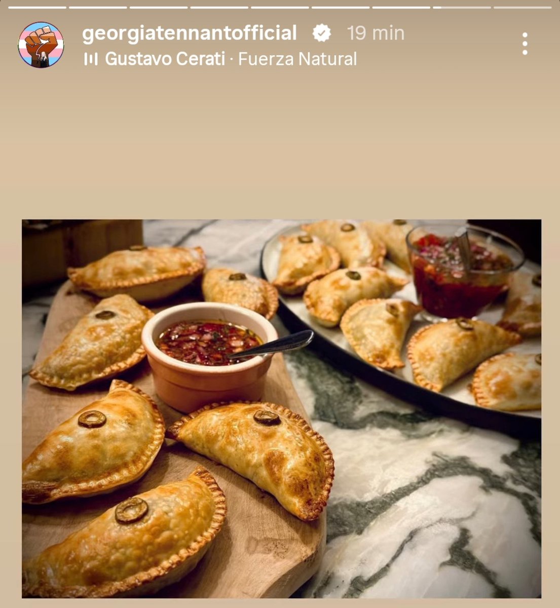 aziralocrow's tweet photo. QUÉ ES ESTA CORONACIÓN DE GLORIA DE GEORGIA PONIENDO UNA CANCIÓN DE GUSTAVO CERATI?????? https://t.co/zVShTP30EL