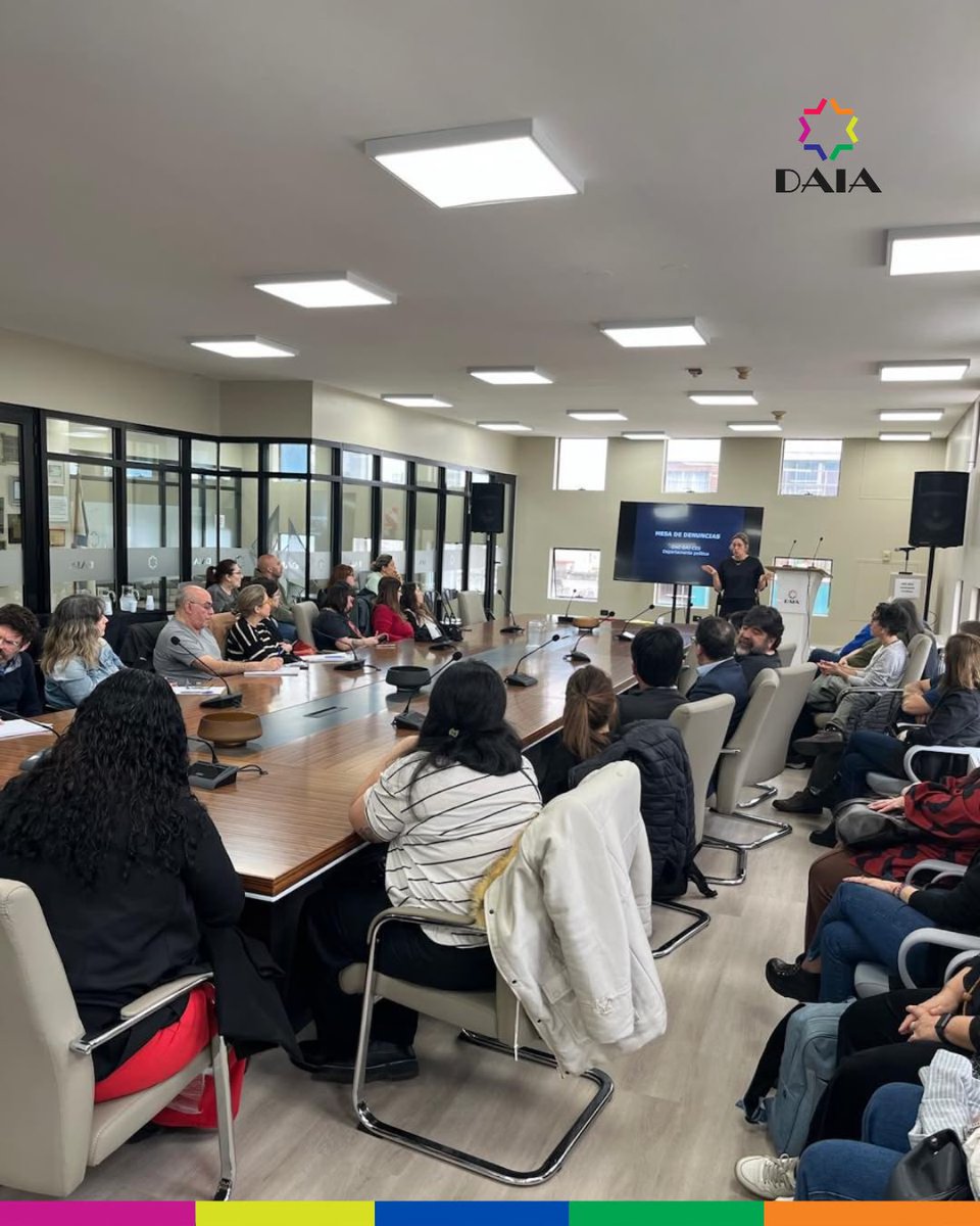 DAIAArgentina's tweet photo. En el marco del convenio marco entre la DAIA y el Ministerio de Justicia de la Nación, llevamos a cabo una jornada de capacitación técnica sobre la situación del antisemitismo en la Argentina, dirigida a los equipos de la subsecretaria de Acceso a la Justicia y la Dirección de Fortalecimiento en Atención a las Víctimas.

​La exposición estuvo a cargo de Verónica Constantino, investigadora del Centro de Estudios Sociales (CES) de la DAIA, quien brindó herramientas analíticas para comprender la evolución de los discursos de odio, las tipologías de agresiones y los abordajes institucionales necesarios para garantizar la asistencia técnica y contención a las víctimas