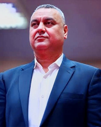 ebnosamaaa's tweet photo. لو الراجل ده مياخدش حقه دلوقتى ، ياخد حقه إمتى ؟ 

خالد العوضى جاء ليكتب التاريخ الذي يليق باسم الأهلى ، وحتى الآن بالإخلاص والجهد والفكر وروح الأهلى وبدعم من مجلس إدارة النادي الأهلي .. العوضى يخطو بالنشاط الرياضي إلي ما يجب أن يكون .. إلي زعامة القارة فى لعبات كانت فقدت هوية الاهلى .. العوضى أعاد لنا شغف كرة اليد وكرة السلة مرة أخرى .. 

العوضى أربع سنوات مع كرة اليد حقق 4 بطولات متتالية أبطال أفريقيا في حدث تاريخى غير مسبوق لأي فريق فى القارة . 

لما تتكلم عن مدربين أجانب هتلاقي تطور كبير فى جودة الإختيار ، يرحل مدرب كبير ؟ يتم التعاقد مع مدرب كبير أيضاً، يحترف لاعبين ؟ نتعاقد مع لاعبين يصنعوا الفارق .

بإختصار .. تتغير الظروف .. تتغير المعطيات .. لكن البطل واحد .. الأهلى . 

شكراً مجلس إدارة الأهلى على إختيار خالد العوضى .. شكراً خالد العوضى .. صعّبتها على أي حد بعدك ، ووضعت معيار صعب جداً فى اختيار الكوادر داخل النادي الأهلى .. 

فى منصب مدير الكرة كان سيد عبد الحفيظ المعيار الأصعب لهذا المنصب ، وفى منصب مدير النشاط الرياضى أصبح العوضى معيار هذا المنصب .. 

مبروووك يا عوضى 🦅