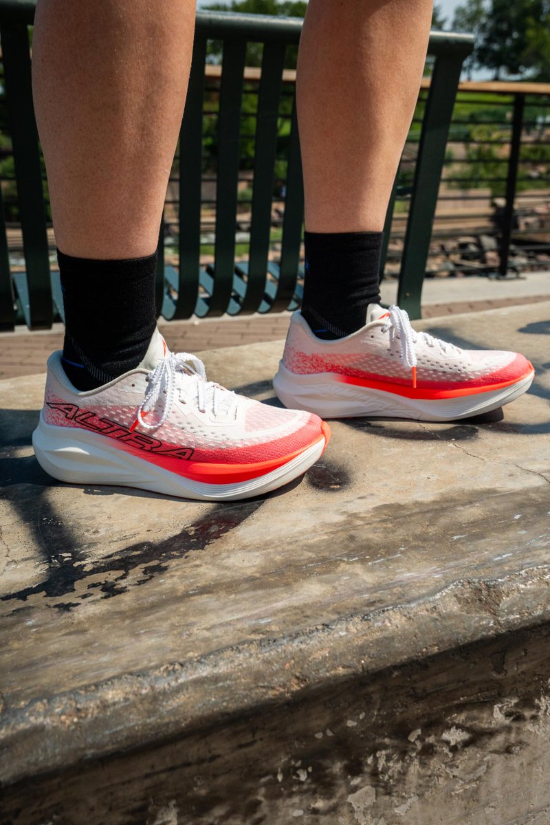 UKRunChat's tweet photo. Sitting alongside the Vanish Carbon 3, Altra’s pinnacle race-day shoe, the Vanish Tempo 2 is designed as its ideal training partner. It combines an all-new FAST TRN dual supercritical foam with a split PEBAX plate, delivering high rebound and propulsion while still allowing the forefoot to move naturally.

Key features include:
👟 FAST TRN dual supercritical foam for high rebound across long training miles
👟 Split PEBAX plate for propulsion without compromising natural forefoot movement
👟 4mm drop for a natural racing stance
👟 Breathable engineered mesh upper with a padded heel and soft, lightweight tongue
👟 Altra’s signature FootShape™ Fit, giving toes room to move with a secure midfoot
👟 208g women’s / 243g men’s
👟 Best for tempo runs and racing

The Vanish Tempo 2 is available now for £175