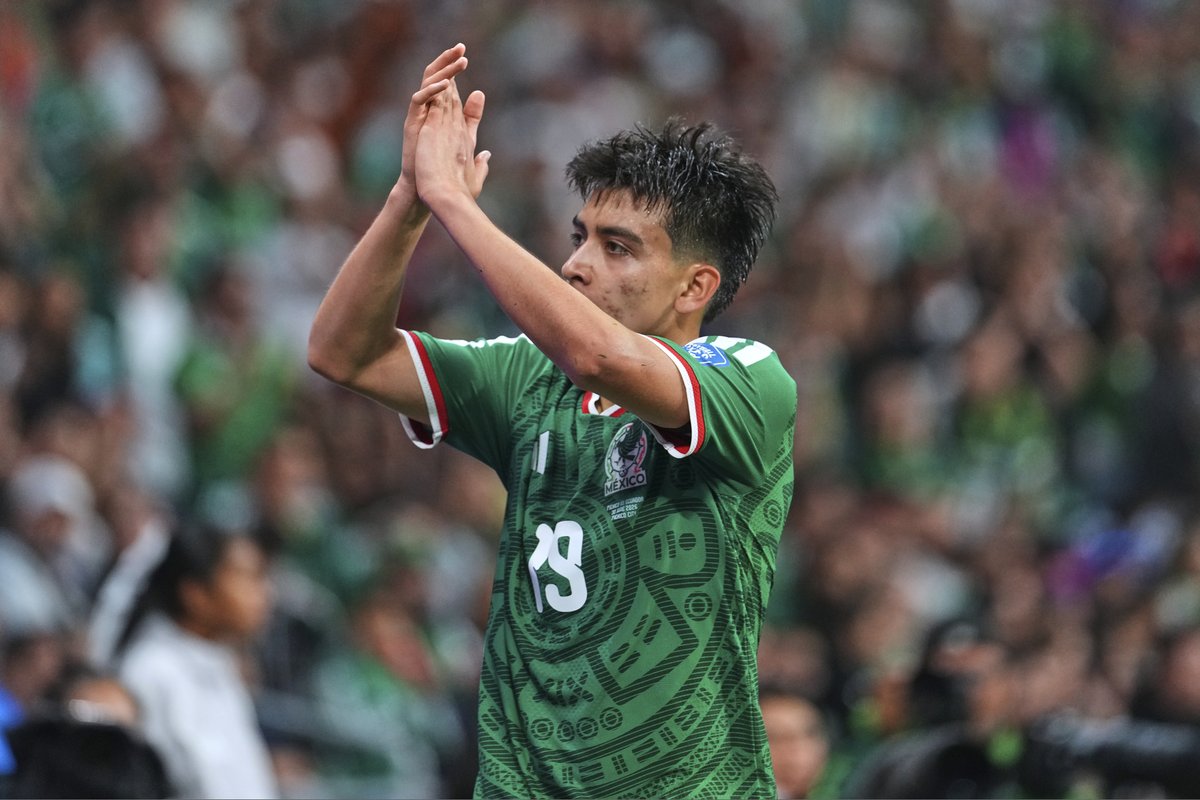 miseleccionmxEN's tweet photo. Go wish Gil a happy birthday right now! 🥳🫐 

Our boy is turning 1️⃣8️⃣ today! 🎉 Happy birthday and best wishes always, Morita! 🎂💚 https://t.co/xeIerr2DUh