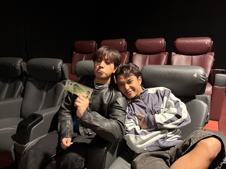 joewahnimaki's tweet photo. the ever supportive maki :((((( i love love love u two huhu https://t.co/Hxm8U8C3tl