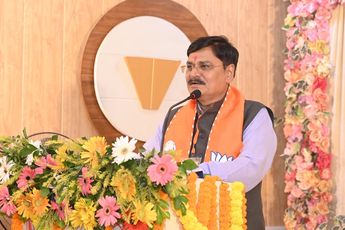 IJAGDISHPATEL's tweet photo. वाराणसी में काशी एवं गोरक्ष क्षेत्र के विस्तारकों और प्रभारियों के संयुक्त संगठनात्मक प्रशिक्षण में सत्र प्रवर्तक के रूप में संगठनात्मक विषयों पर उपस्थित कार्यकर्ताओं को संबोधित किया। इस दौरान संगठन की कार्यपद्धति को प्रभावी बनाने, कार्यकर्ताओं की क्षमता संवर्धन तथा बूथ स्तर तक संगठन को सशक्त बनाने पर अपने विचार रखे।

लक्ष्य स्पष्ट है—संगठन की शक्ति, कार्यकर्ताओं के अथक परिश्रम और सामूहिक संकल्प के बल पर आगामी विधानसभा चुनाव में भाजपा की लगातार तीसरी बार प्रचंड बहुमत की सरकार बनाना। इस लक्ष्य की सिद्धि के लिए हम सभी पूर्ण प्रतिबद्धता और संगठनात्मक एकजुटता के साथ कार्य करने हेतु संकल्पित हैं।

#BJP #KashiKshetra #GorakhKshetra #BJP4UP
