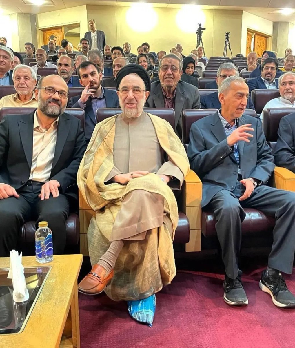 FatimaaStarr's tweet photo. از ریش تا جورابش یه رنگه
پای راستش آبیه انگار به آبهای جنوب اشاره داره که بیاین ما پوشش میدیم! کفش پای چپ هم به رنگ خشکی، شرق کشور یا همه خشکیها که با دو عصا میشه گفت دو وجه حمله به کشوره و موقع نشستنش که یهو عصاها رو میده با سرعت میشینه فکرکرده دشمن بیاد میشونش تاج براش میذاره! https://t.co/1dIRsPiKss