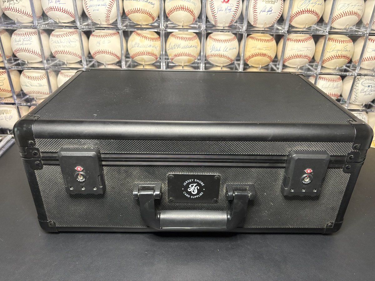 OBVintageCards2's tweet photo. GIVEAWAY - Card case. I got this with a large lot, and I do not use these. Hopefully find a home that wants it!

This is for my CURRENT followers. I won’t re-follow new accts until this is done. 

Please LIKE, that’s the list I’ll use. Again, this is only for current followers https://t.co/p9VXmehI0y