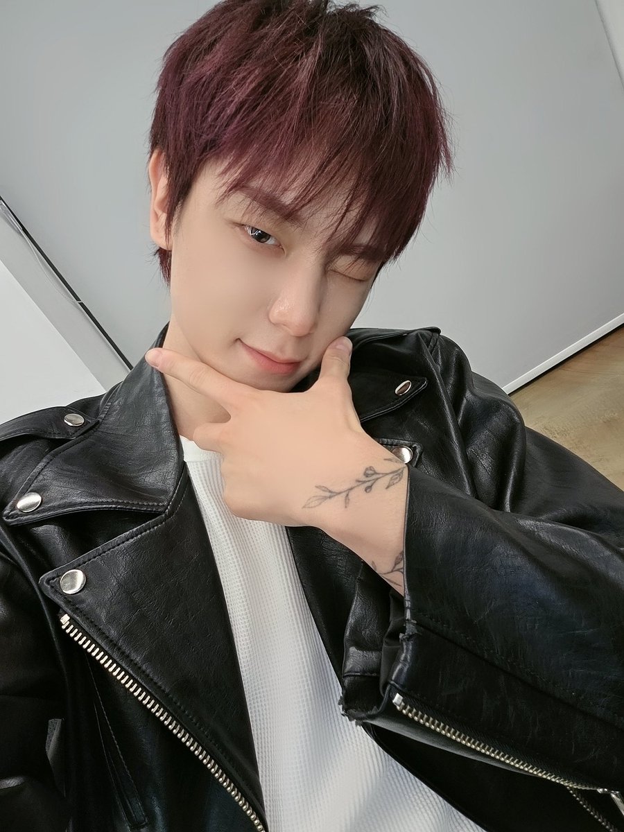 OmegaX_members's tweet photo. [#OX]

토요일에 만나 우리 💙🌙

#OMEGA_X #오메가엑스
#제현 #JEHYUN https://t.co/McwRoWNMhs