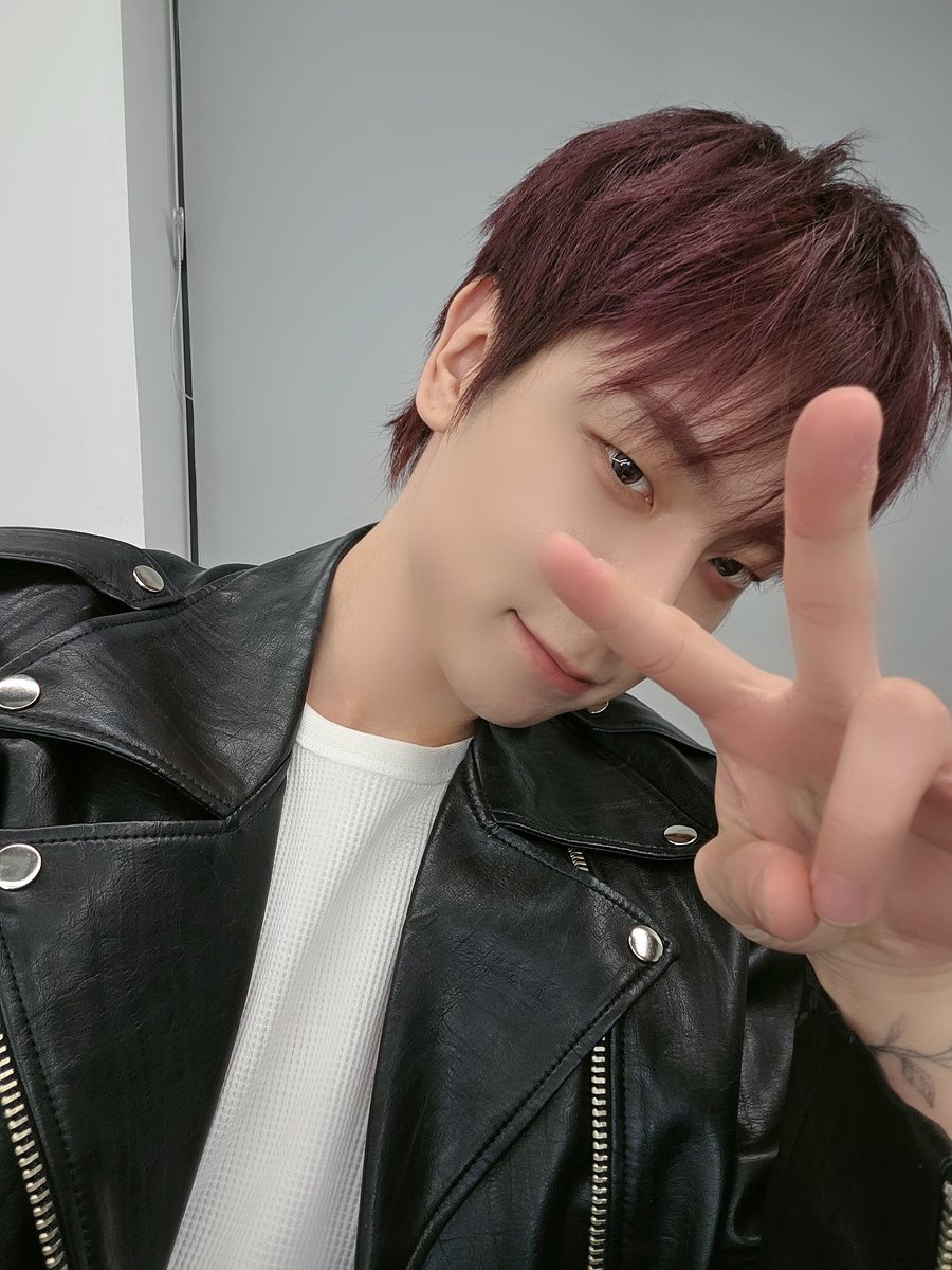 OmegaX_members's tweet photo. [#OX]

토요일에 만나 우리 💙🌙

#OMEGA_X #오메가엑스
#제현 #JEHYUN https://t.co/McwRoWNMhs