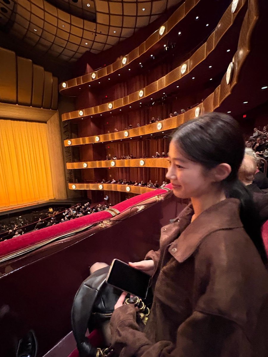 kzhcentric's tweet photo. kazuha went to see a ballet show in new york🥹🩰 https://t.co/vKt681GJk0