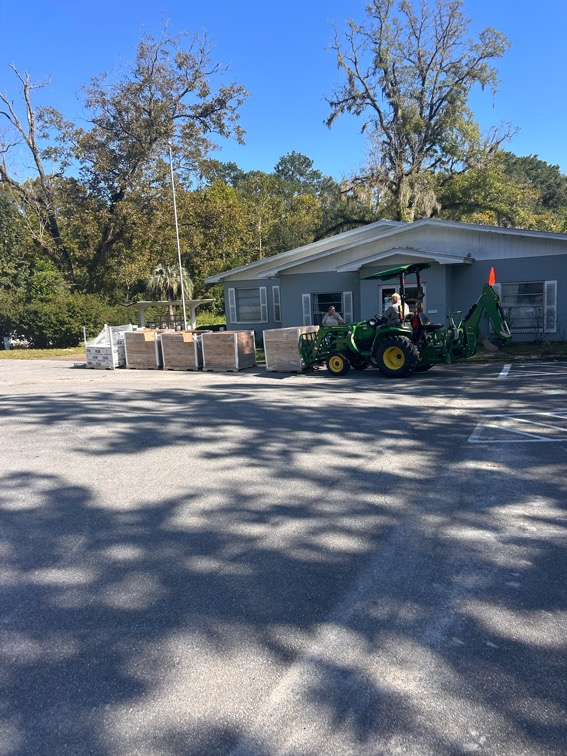FLSERT's tweet photo. 👏 Strong partnerships make a difference in disaster recovery!

Yesterday, while delivering water & meals to the City of Ponce de Leon following Hurricane #Isaias, the Holmes County Human Services Support Team (HSST) identified an 83-year-old resident without access to food, water or transportation.

Working alongside the @FLSERT Regional Coordinator, the team quickly notified city officials, who responded immediately to assist the resident.

This is what recovery is all about: working together to ensure no Floridian is left behind.