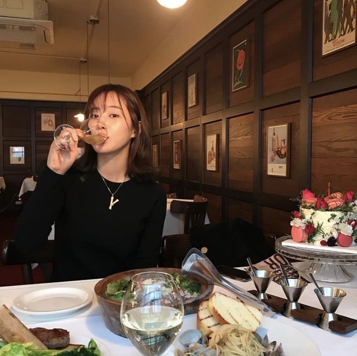 ssalgnowk_'s tweet photo. 밥 잘 사주는 예쁜 언니 https://t.co/nzBKHOx7tA