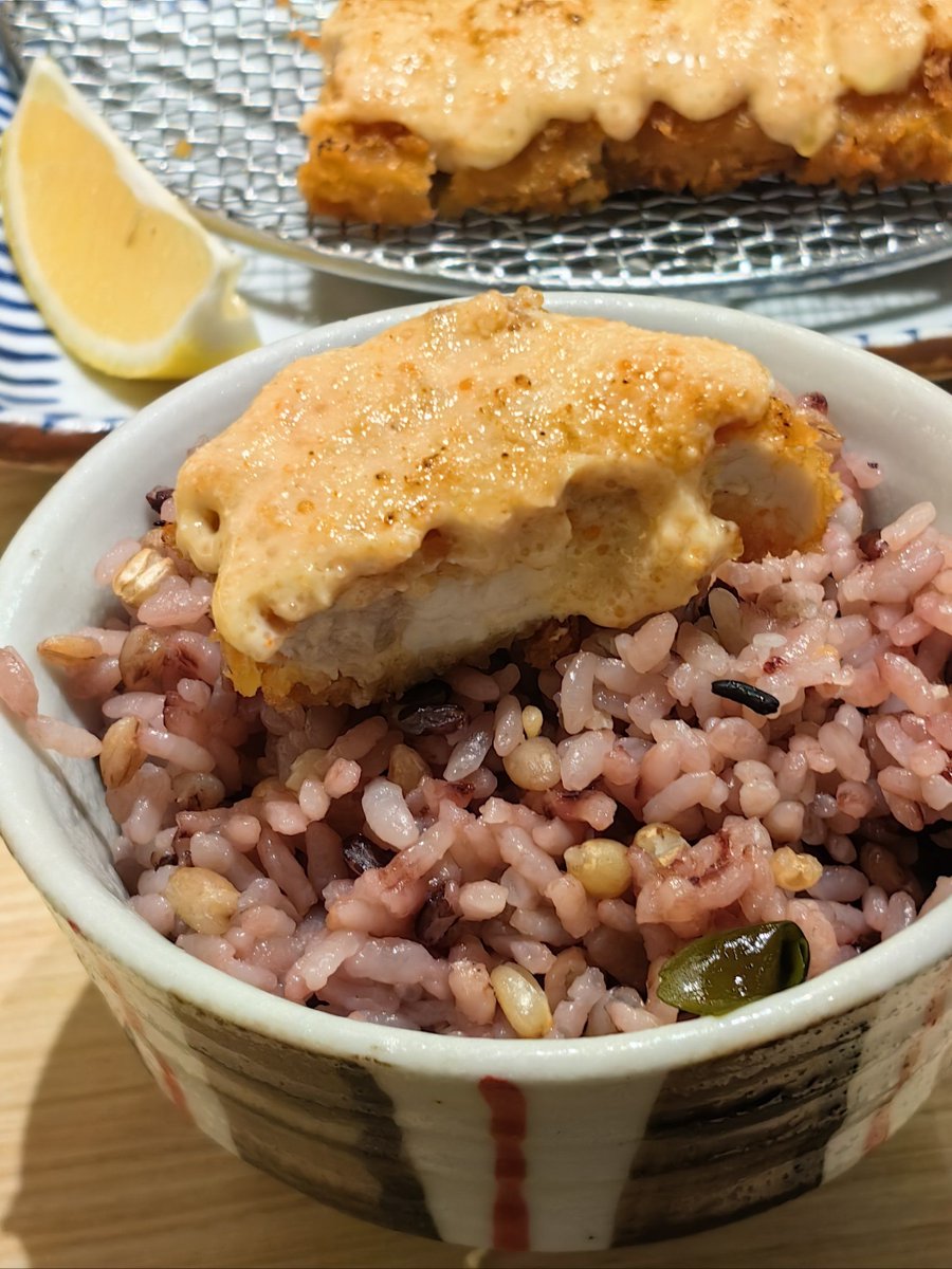 CoZTngina's tweet photo. Today’s lunch hit different—fried rice with zinc-enriched pork cutlet, making my workday feel way more energized! https://t.co/BrzDVLq2Va