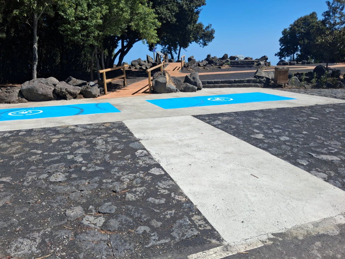 TurismoGobCan's tweet photo. 🔸Culminan las actuaciones del Plan de Sostenibilidad Turística ‘La Palma Reserva de la Biosfera’, con una inversión total de 2,5 millones de euros.

Entre las intervenciones ejecutadas se encuentran:

➡️ La adecuación de senderos como Marcos y Cordero.
➡️ La construcción de una pasarela sobre el barranco de Las Angustias.
➡️ La instalación de casetas de vigilancia en el entorno del volcán de Tajogaite.
➡️ El equipamiento del Centro de Interpretación de El Pilar.
➡️ La mejora de la accesibilidad en miradores y la dotación de medios para la gestión preventiva de los espacios naturales.
