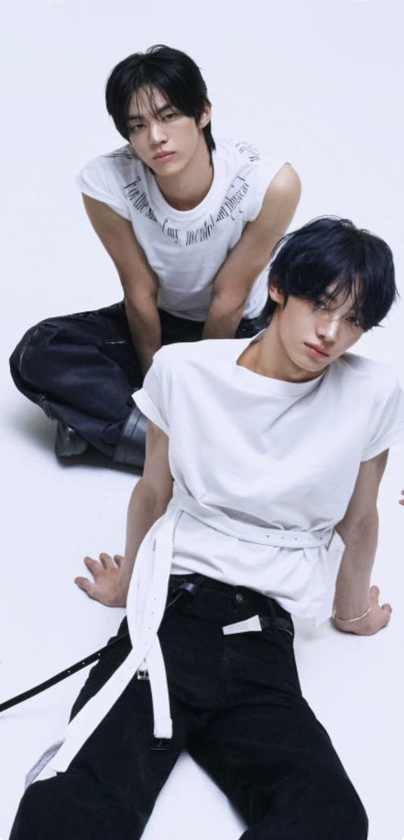 42ar_cthive's tweet photo. こんな風にハンドズに見つめられたら心臓持たん
 #TWS  #DOHOON  #도훈 https://t.co/r1oqpx766m