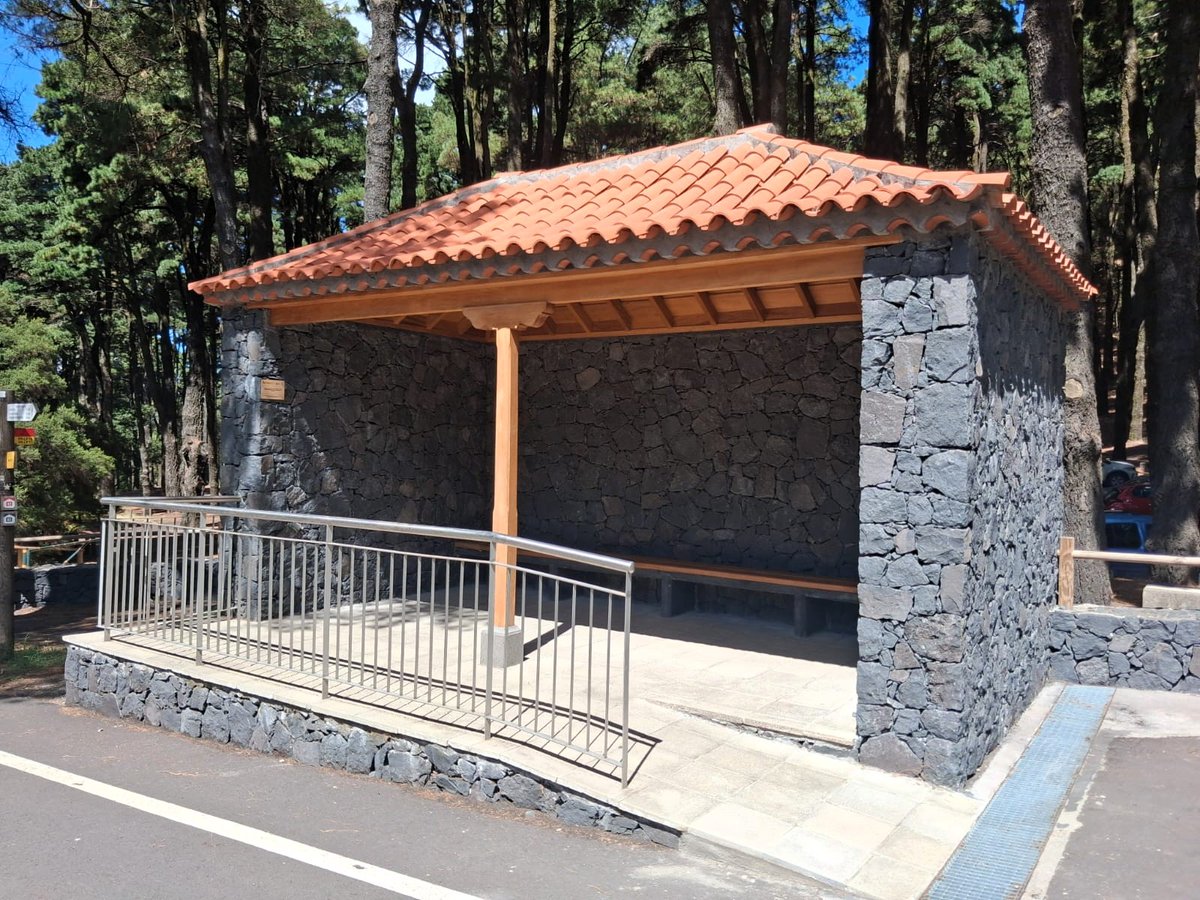 TurismoGobCan's tweet photo. 🔸Culminan las actuaciones del Plan de Sostenibilidad Turística ‘La Palma Reserva de la Biosfera’, con una inversión total de 2,5 millones de euros.

Entre las intervenciones ejecutadas se encuentran:

➡️ La adecuación de senderos como Marcos y Cordero.
➡️ La construcción de una pasarela sobre el barranco de Las Angustias.
➡️ La instalación de casetas de vigilancia en el entorno del volcán de Tajogaite.
➡️ El equipamiento del Centro de Interpretación de El Pilar.
➡️ La mejora de la accesibilidad en miradores y la dotación de medios para la gestión preventiva de los espacios naturales.