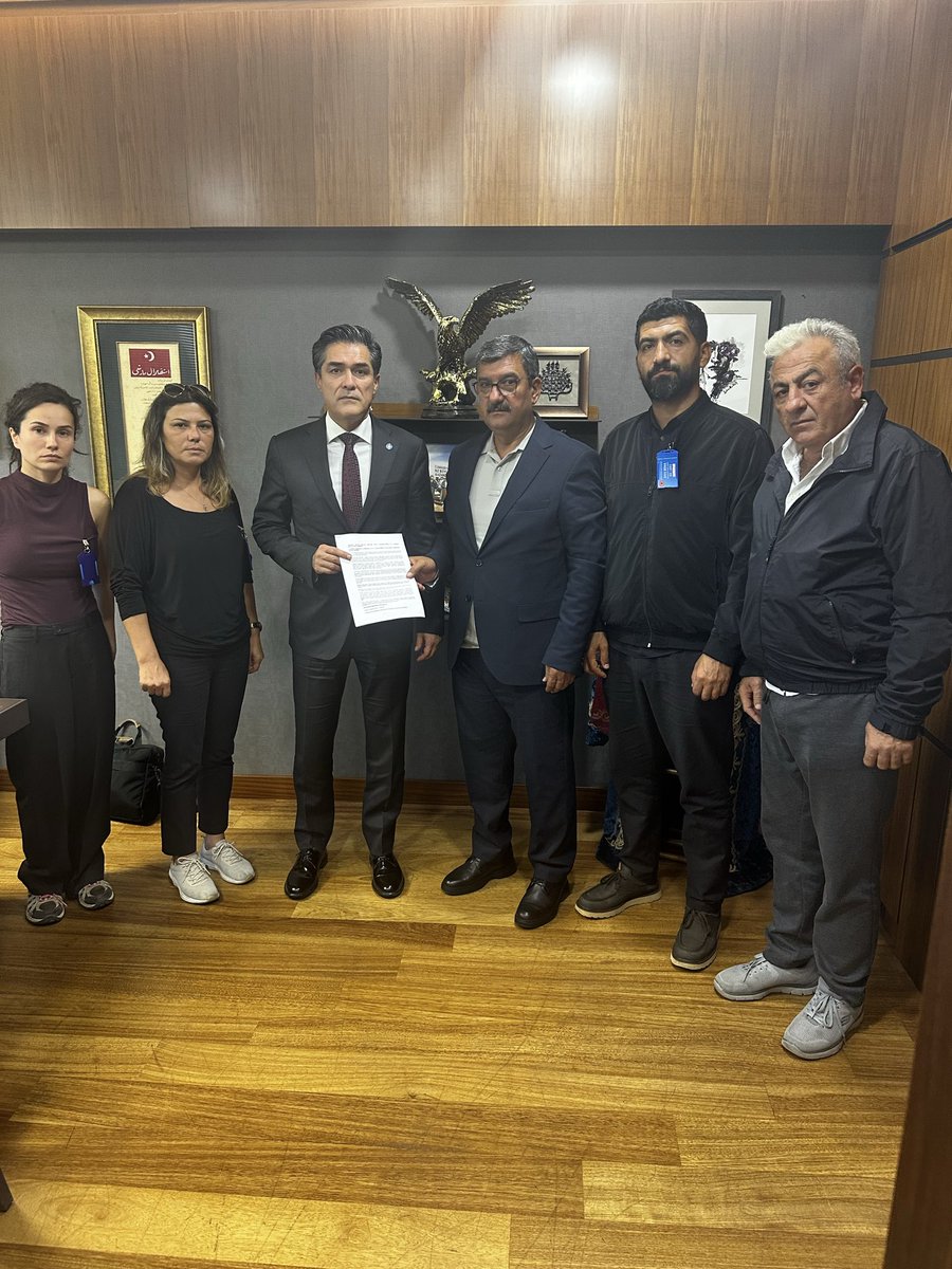 SBugraKavuncu's tweet photo. 📍TBMM

Bugün, Tuğberk İmamoğlu gemisinin batması sonucu kaybolan 9 vatandaşımızın ailelerini ağırladık.

Ailelerin talepleri şunlar:

-Kayıp 9 vatandaşımıza ulaşılması için tüm imkânlar seferber edilsin, 
-Uzmanlardan oluşan bağımsız bir teknik heyet kurulsun, 
-Enkazın çıkarılması için bütün yöntemler değerlendirilsin,
-Çalışmaların neden yapılmadığı ve kazadaki soru işaretleri açıklığa kavuşturulsun.

Onların tek isteği, sevdiklerine kavuşmak ve onları bir mezara emanet edebilmek. 

9 vatandaşımızı ve onları bekleyen ailelerimizi unutmayacağız. 

Taleplerinin karşılanması ve sürecin aydınlatılması için hem TBMM'de hem de farklı platformlarda takipçi olacağız.

#DokuzDenizciyeSesOl