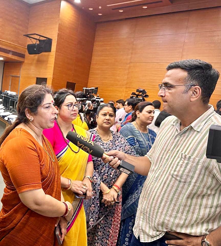 sonakumari07's tweet photo. माननीय राष्ट्रपति श्रीमती द्रौपदी मुर्मु जी से भेंट करने से पूर्व नई दिल्ली स्थित भाजपा मुख्यालय में सांसदों के साथ एकत्रित होकर जवाहरलाल नेहरू विश्वविद्यालय (JNU) की 11 छात्राओं द्वारा कांग्रेस सांसद अंगोमचा बिमोल अकोइजम पर लगाए गए यौन उत्पीड़न के आरोपों के विषय पर आक्रोश जताया। https://t.co/i1Bp75s4rc