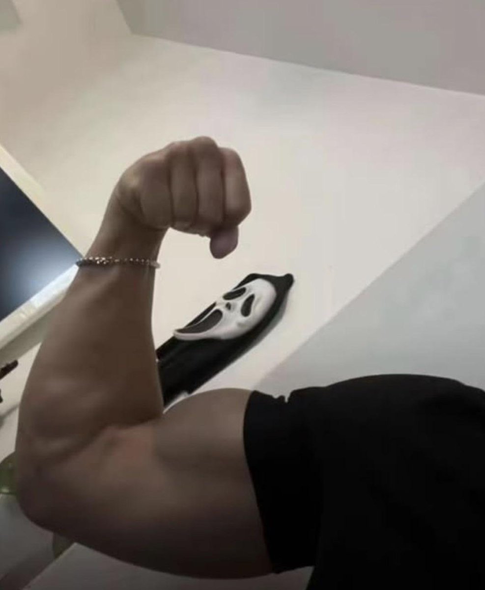 redfield_55's tweet photo. She loves my biceps.... https://t.co/hT67RpKpWi