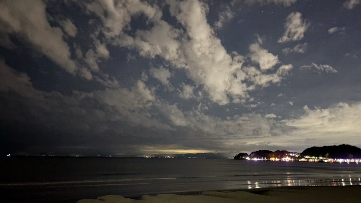 nishi_taker's tweet photo. 平日夜RUNは、6㎞をユルJOGで。
いやはや、カラダが重い。動きも鈍い。
なんだろう。仕事の疲れ？
本当ならもっと気持ちよく走れそうな夜なのにー。
#サブ4挑戦 #ランニング #由比ヶ浜RUN #イマソラ https://t.co/nHpD1bI6qQ