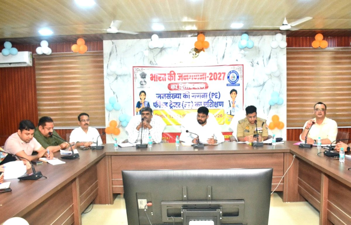 dm_shamli's tweet photo. आगामी नवरात्रि, दशहरा सहित अन्य त्योहारों को शांतिपूर्ण एवं सौहार्दपूर्ण वातावरण में संपन्न कराने के लिए कलेक्ट्रेट सभागार में बैठक आयोजित की गई। बैठक में धर्मगुरुओं एवं गणमान्य नागरिकों से संवाद कर सु��ाव प्राप्त किए तथा आपसी भाईचारे के साथ त्योहार मनाने की अपील की।

साथ ही संबंधित अधिकारियों को साफ-सफाई, निर्बाध विद्युत आपूर्ति, स्वास्थ्य, यातायात एवं सुरक्षा व्यवस्था दुरुस्त रखने, मूर्ति विसर्जन स्थलों पर आवश्यक प्रबंध एवं गोताखोरों की व्यवस्था सुनिश्चित करने के निर्देश दिए गए। परंपरागत आयोजनों की अनुमति, सोशल मीडिया पर सतत निगरानी तथा भ्रामक सूचनाओं पर त्वरित कार्रवाई सुनिश्चित करने पर भी जोर दिया गया। सभी अधिकारियों को स���ंपे गए दायित्वों का पूरी जिम्मेदारी एवं मुस्तैदी से निर्वहन करने के निर्देश दिए गए।