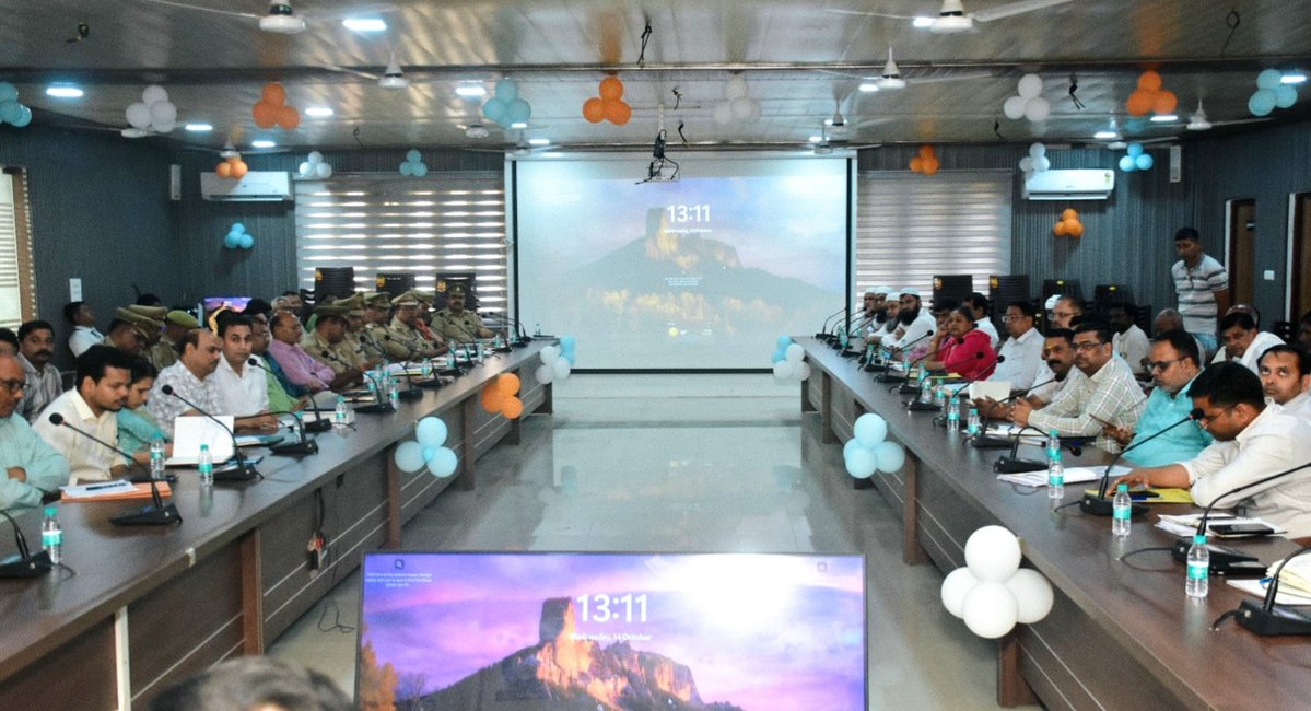 dm_shamli's tweet photo. आगामी नवरात्रि, दशहरा सहित अन्य त्योहारों को शांतिपूर्ण एवं सौहार्दपूर्ण वातावरण में संपन्न कराने के लिए कलेक्ट्रेट सभागार में बैठक आयोजित की गई। बैठक में धर्मगुरुओं एवं गणमान्य नागरिकों से संवाद कर सु��ाव प्राप्त किए तथा आपसी भाईचारे के साथ त्योहार मनाने की अपील की।

साथ ही संबंधित अधिकारियों को साफ-सफाई, निर्बाध विद्युत आपूर्ति, स्वास्थ्य, यातायात एवं सुरक्षा व्यवस्था दुरुस्त रखने, मूर्ति विसर्जन स्थलों पर आवश्यक प्रबंध एवं गोताखोरों की व्यवस्था सुनिश्चित करने के निर्देश दिए गए। परंपरागत आयोजनों की अनुमति, सोशल मीडिया पर सतत निगरानी तथा भ्रामक सूचनाओं पर त्वरित कार्रवाई सुनिश्चित करने पर भी जोर दिया गया। सभी अधिकारियों को स���ंपे गए दायित्वों का पूरी जिम्मेदारी एवं मुस्तैदी से निर्वहन करने के निर्देश दिए गए।