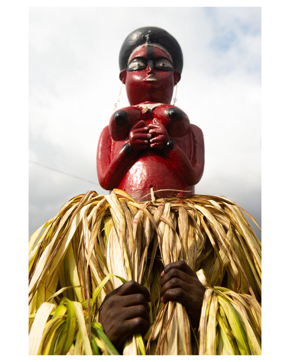 MaroAkpobasaha's tweet photo. "Keeping the town healthy."
Ekpo masquerades from Udeni village, Benin City. Their masks represent sacred deities of the Benin Kingdom, all owned by the Oba of Benin. When they appear, a cleansing is coming. They are believed to fight negative influences and evil. https://t.co/lSxchHYrTp